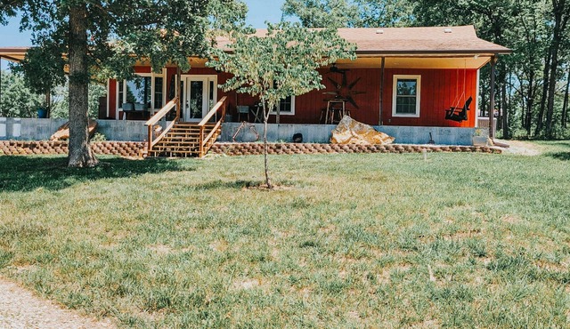 The Reel Retreat- Boat parking, pond, huge porch, close to Truman Lake, WIFI