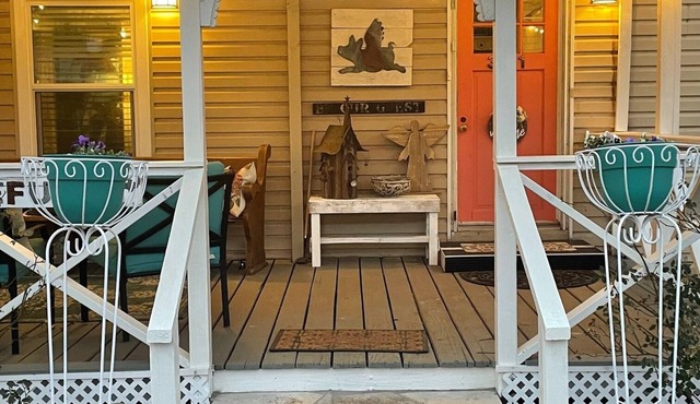 The Refuge at Lake Granbury - Lakeside Country Cottage with great outdoor spaces