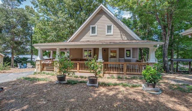 The Regatta-Waterfront Gem with Breathtaking Views & Guest House