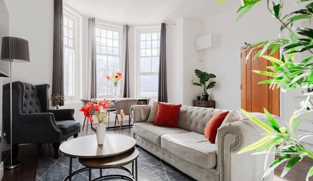 The Regency | Modern Seafront 1BR APR in Southend!