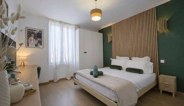 The Reims Emerald Ideally Located, Comfortable, and Air-Conditioned