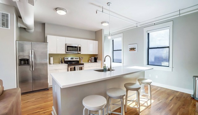 'the Republic Retreat' Walk to Washington Park!