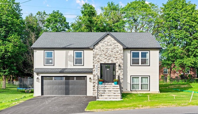 The Respite: Spacious beautiful new build, sleeps 8-10. 7 minutes from Hershey.