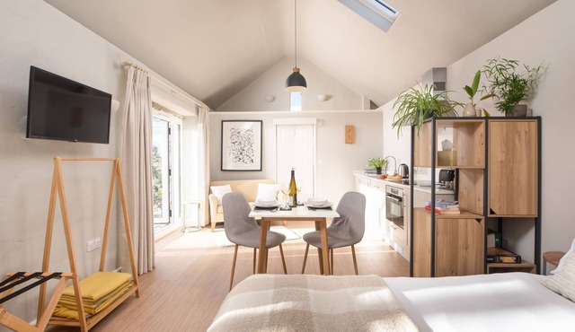 The Rest House - a studio barn that sleeps 2 guests in 1 bedroom