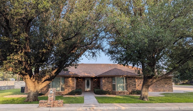 The Rest of The West! 💤nBeautiful, Large home w/pool table Nice Neighborhood!