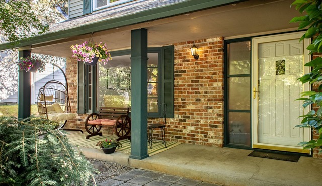 The Restful Retreat: king Bed + yard + fire pit + kids + Pet friendly