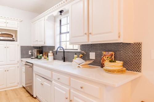 The Retreat a cozy villa with views near campus, gourmet kitchen