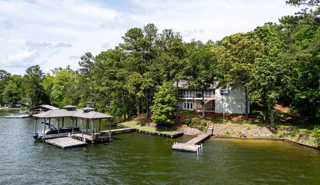 The retreat at Bay Pine Point, convenient to EVERYTHING Lake Martin and Auburn!