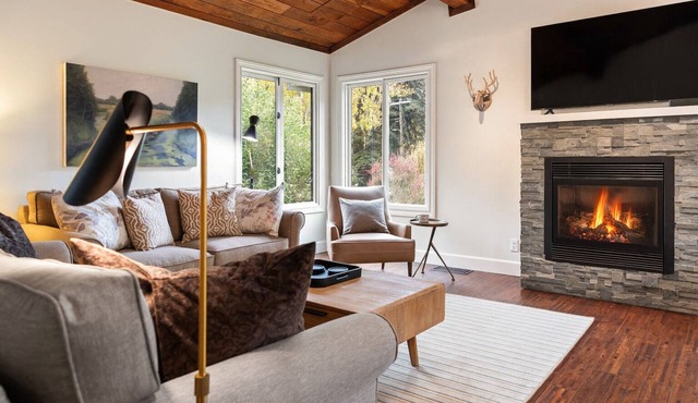 The Retreat at River Gardens ~ Spacious, Hot Tub, Riverfront!