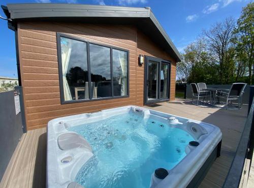 The Retreat 1 - Hot tub Lodge, pet friendly, WiFi & bed linen- Golden Palm Resort - Meadow Lakes Caravan & Lodge Hire