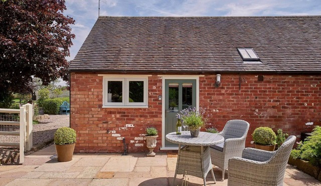 The Retreat is a carefully transformed barn offering elegant and comfortable accommodation in the charming village of Hollington, close to Ashbourne and just a ten-minute drive from the Peak District.