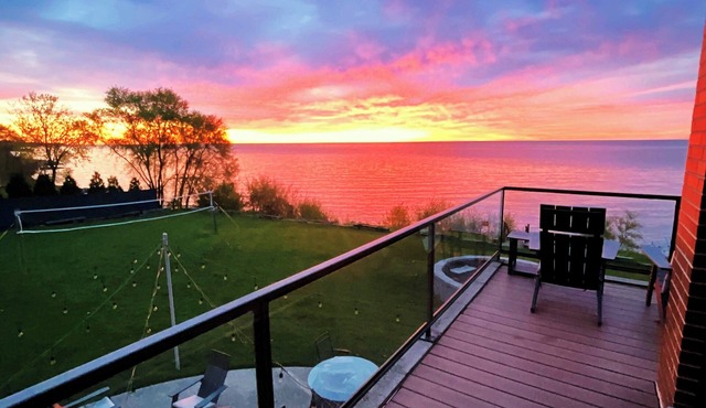 The Retreat on Lake Michigan Spectacular 6 bd/4bth 4000 sqft