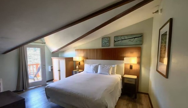 The Retreat on Charleston Peak, King Suite – Free Parking & Outdoor Fun