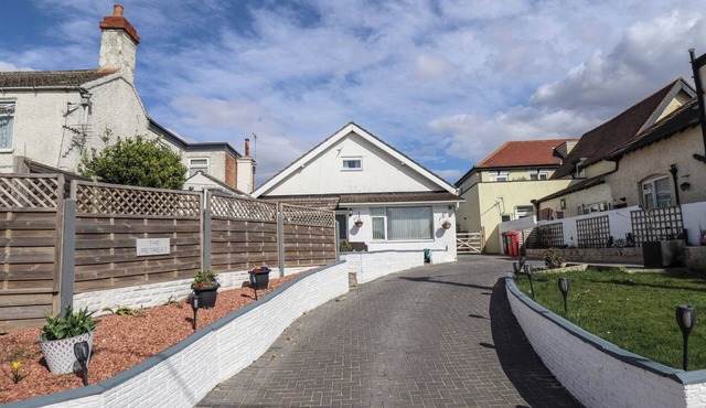 THE RETREAT, pet friendly, character holiday cottage in Mablethorpe