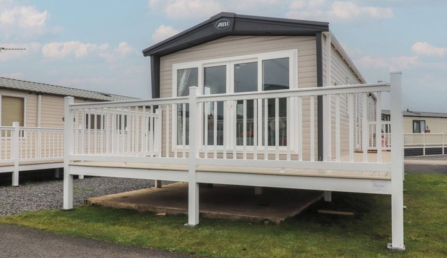 THE RETREAT, pet friendly, with pool in Heysham