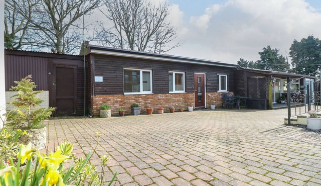 THE RETREAT, pet friendly, character holiday cottage in Niton