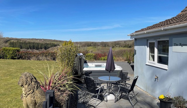 THE RETREAT, pet friendly, with hot tub in Bodmin
