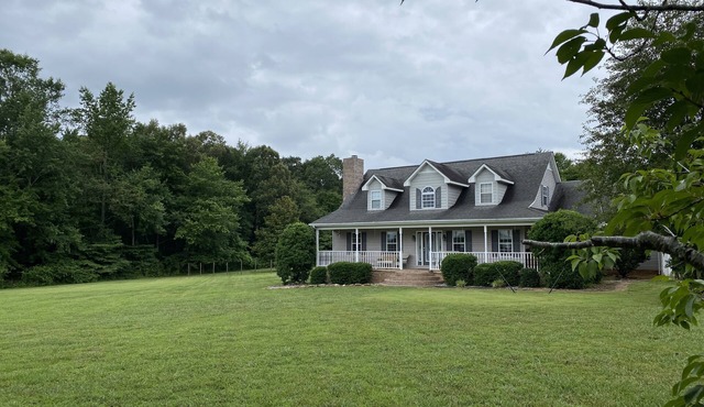 'The Retreat' sleeps 12– with mountain view, modern huge kitchen on 15 acres