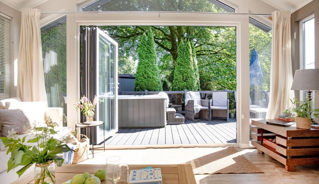 The Retreat sleeps 4 guests in 2 bedrooms