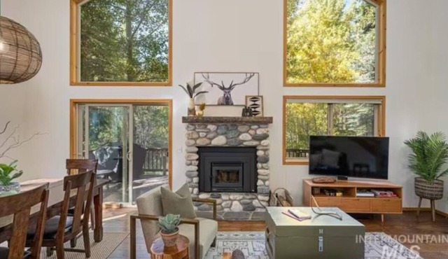 The Retreat@ the Cottages-tucked in towering pines