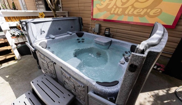 `The Retreat` w/Hot Tub + Pool + Game Room + King