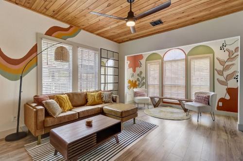 The Retro Retreat - Close to Downtown, Fort Sam