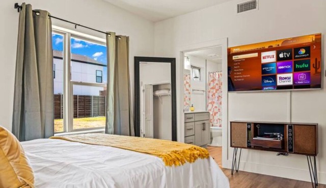 The Retro Room - 1BR - 2 Beds - 7 min DT & D Ellum