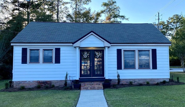 The Reunion House Is a Great Retreat in The Heart of Brewton, Alabama!