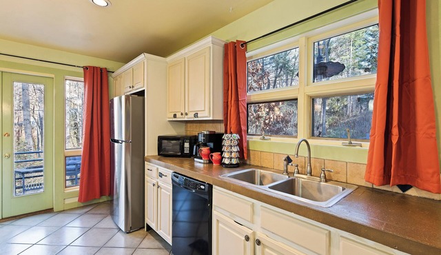 The Rhododendron House is a spacious cottage in Waynesville, NC. It is ideal for families traveling with younger and older children and longer term stays. This open floor plan, 1000sq foot cottage is a stand alone building and has ample space to spre