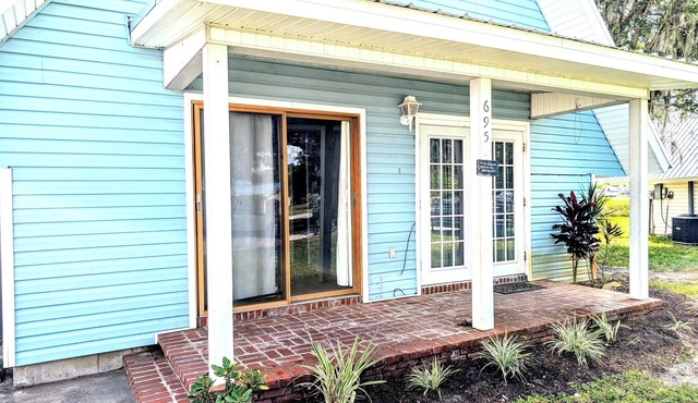 'The Rhonda' Cozy 2BD +Loft Storybook Cottage, Pool, Boat Ramp to Crooked Lake