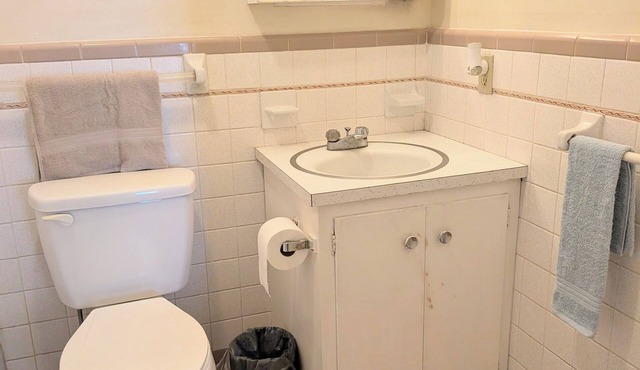 'The Richard' is a lovely 2 BD + Loft cottage, caged pool, public boat ramp