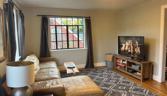 The Richmond Rest.Sunny, open floor plan with parking and pet friendly.