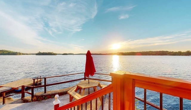 The Ridge Cottage is a cozy lakefront home on Coe Hill