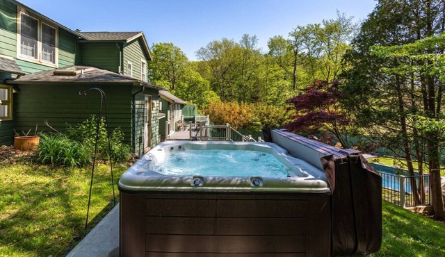 The Ridge House: Hot Tub, Fireplace, WiFi, Deck