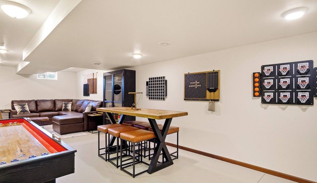 The RidgeHaus: 40-Acre Farm Stay, Fire Pit & Views