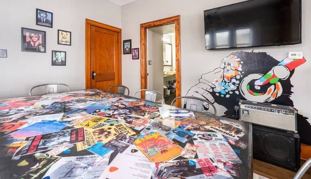 The Riff: Sleeps 10, Close to DT, music-themed fun
