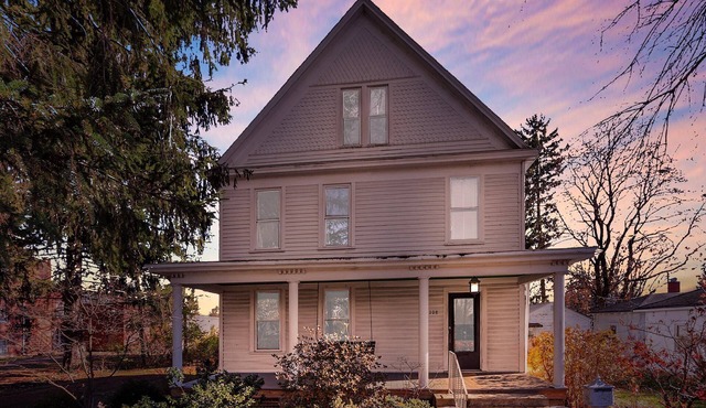 The Riley HousenCharming and close to downtown, MVNU, and Kenyon College.