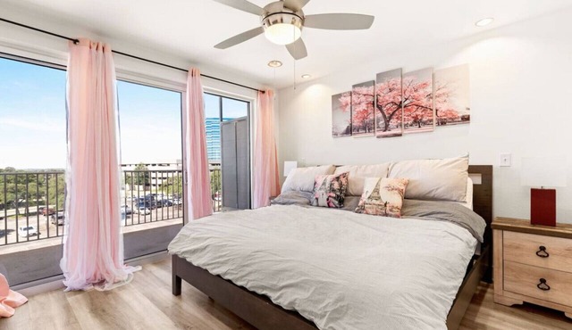 The Rim/Six Flags - King Bed, Skyline View, Family