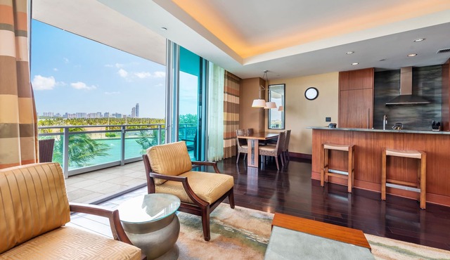 The Ritz-Carlton: Bayview Beachfront Condo with Pool & Direct Beach Access