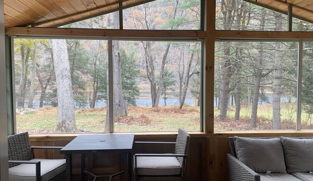 The River Cottage Newly renovated cottage that sits right on the Delaware River