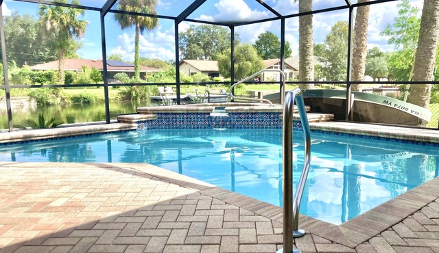 THE RIVER COTTAGE! COME RELAX & UNWIND. OPEN FLOOR PLAN, HEATED POOL, KAYAKS