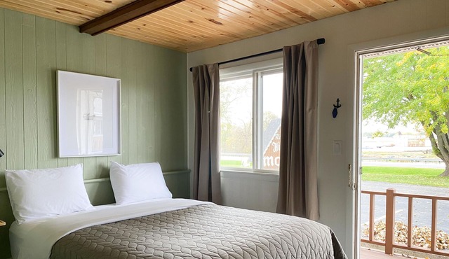 The River Hills Motel - Algoma, WI - Near Door County