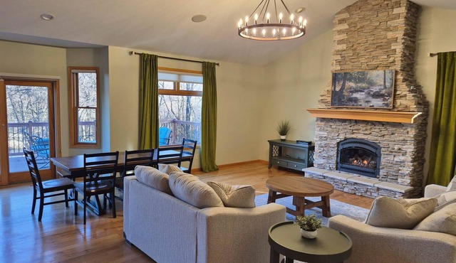 The River House - 4 BR Retreat on the Apple River