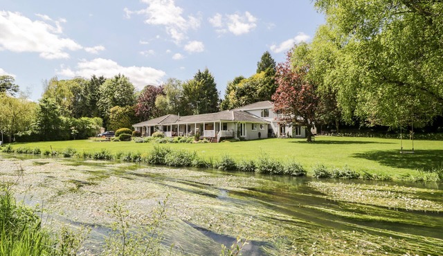 THE RIVER HOUSE. AVON VALLEY. STONEHENGE (WITH FISHING) in Salisbury