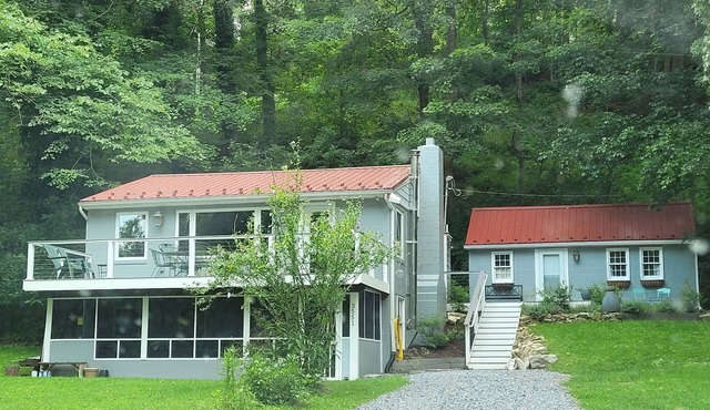 The River House: Charming 2-bedroom home on riverfront in Shepherdstown
