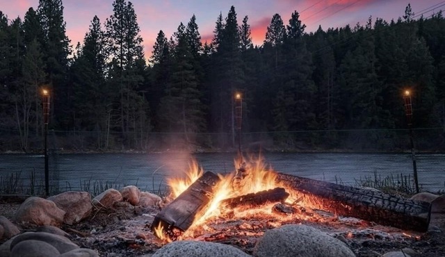 The River House, cozy riverfront home w/private hot tub & fire pit