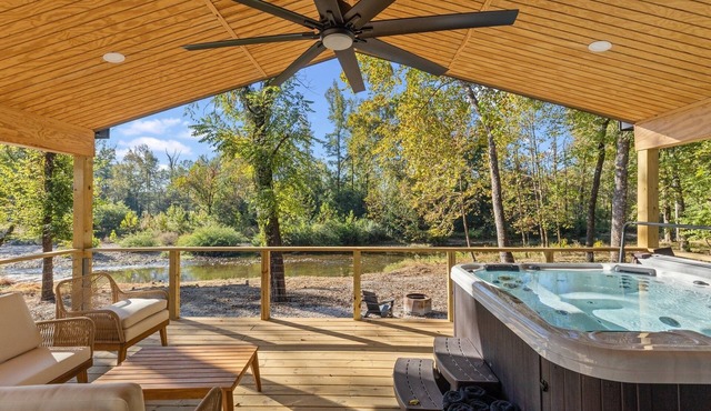 The River House (New, Modern, Hot Tub, Honeymoon, Couples Retreat, River Views)