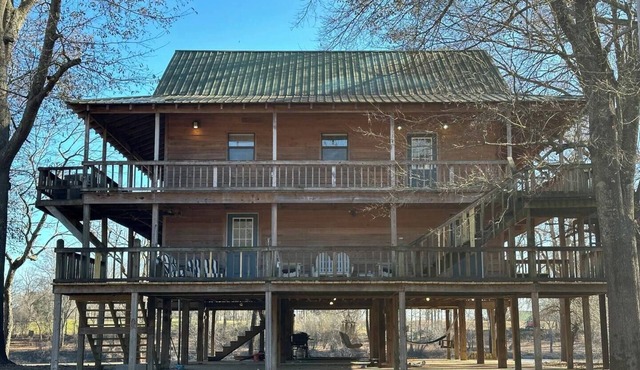 The River House - Plus LockOut Floor for 12 Guests