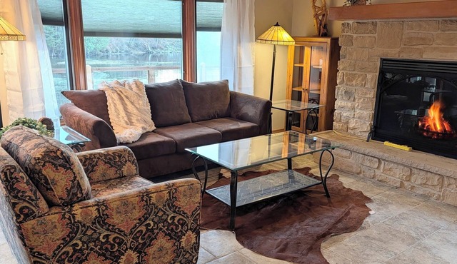 The River House - Your Packer Country Retreat: Hike, Fish, Kayak & Pet friendly