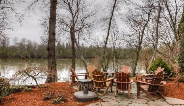 The River Retreat- 4 Bedroom Home on The Willamette River in Salem Oregon